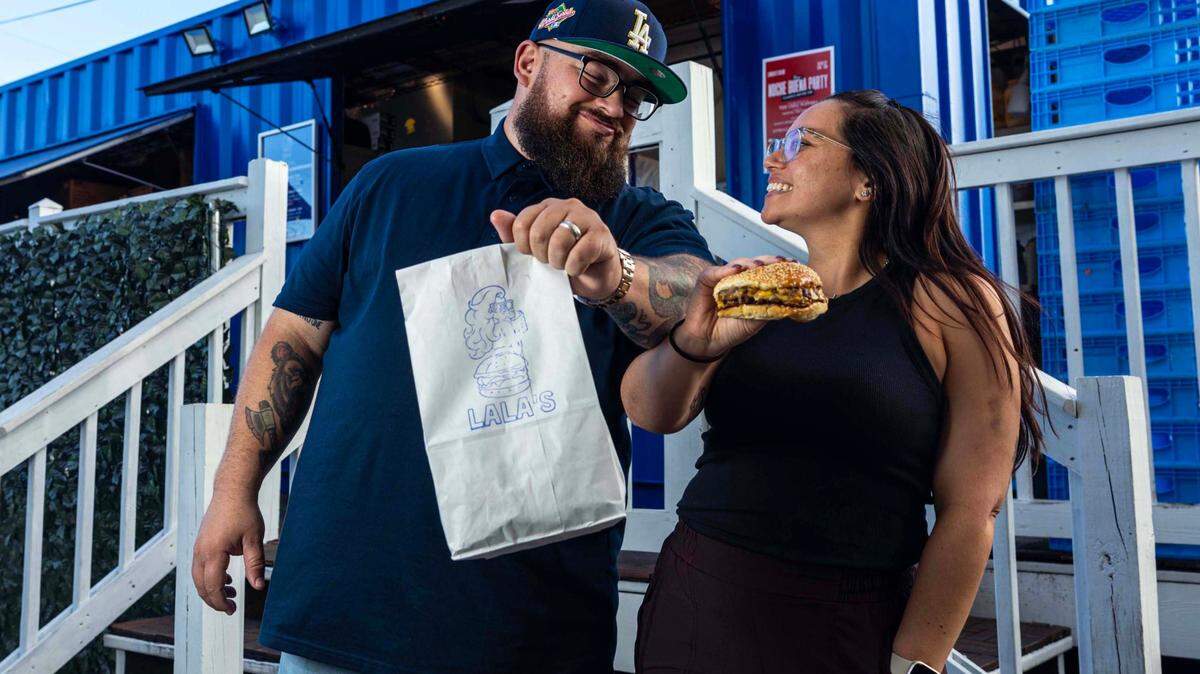 Los propietarios de Lala’s Burgers and Fries, Jeff Budnechky y su esposa Laura “Lala” Budnechky, celebran una hamburguesa con papas fritas en Lincoln’s Beard Brewing Co. el pasado 12 de diciembre.