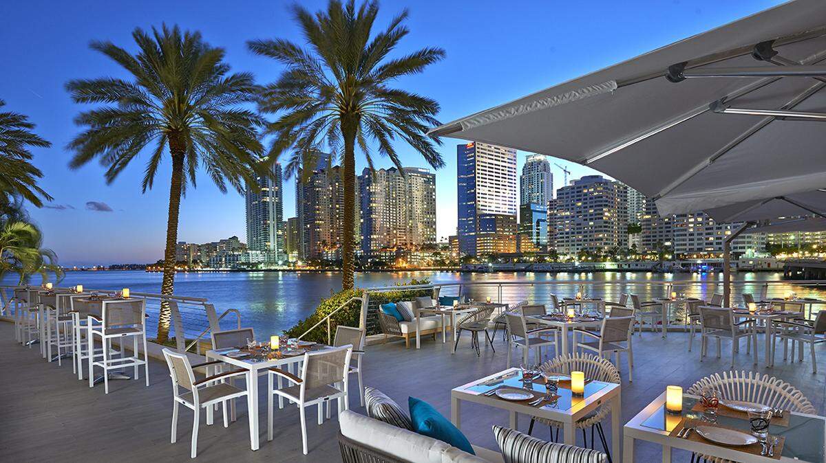 Terraza del restaurante La Mar by Gastón Acurio que opera en el Hotel Mandarin Oriental.