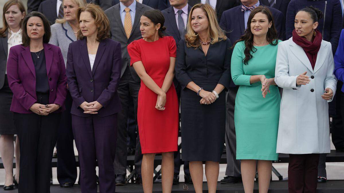 De izq. a der.: la representante electa Angie Craig, demócrata por Minnesota; la representante electa Kim Schrier, demócrata por Washington; la representante electa Alexandria Ocasio-Cortez, demócrata por Nueva York; la representante electa Debbie Mucarsel-Powell, demócrata por Florida; la representante electa Abby Finkenauer, demócrata por Iowa, y la representante electa Sharice Davids, demócrata por Kansas, cuando se preparaban para acompañar a otros legisladores recién elegidos al Congreso para una foto en el Capitolio de Washington, en una imagen del 14 de noviembre del 2018.