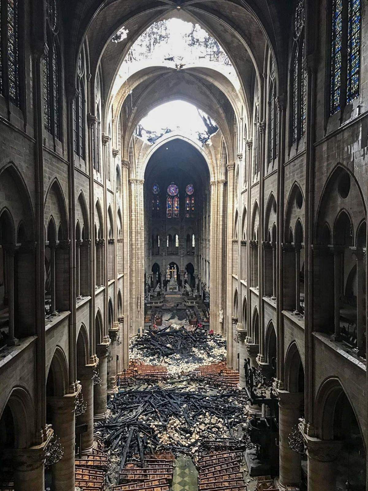 Vista del interior de la catedral Notre Dame de París el martes 16 de abril del 2019, un día después del incendio.