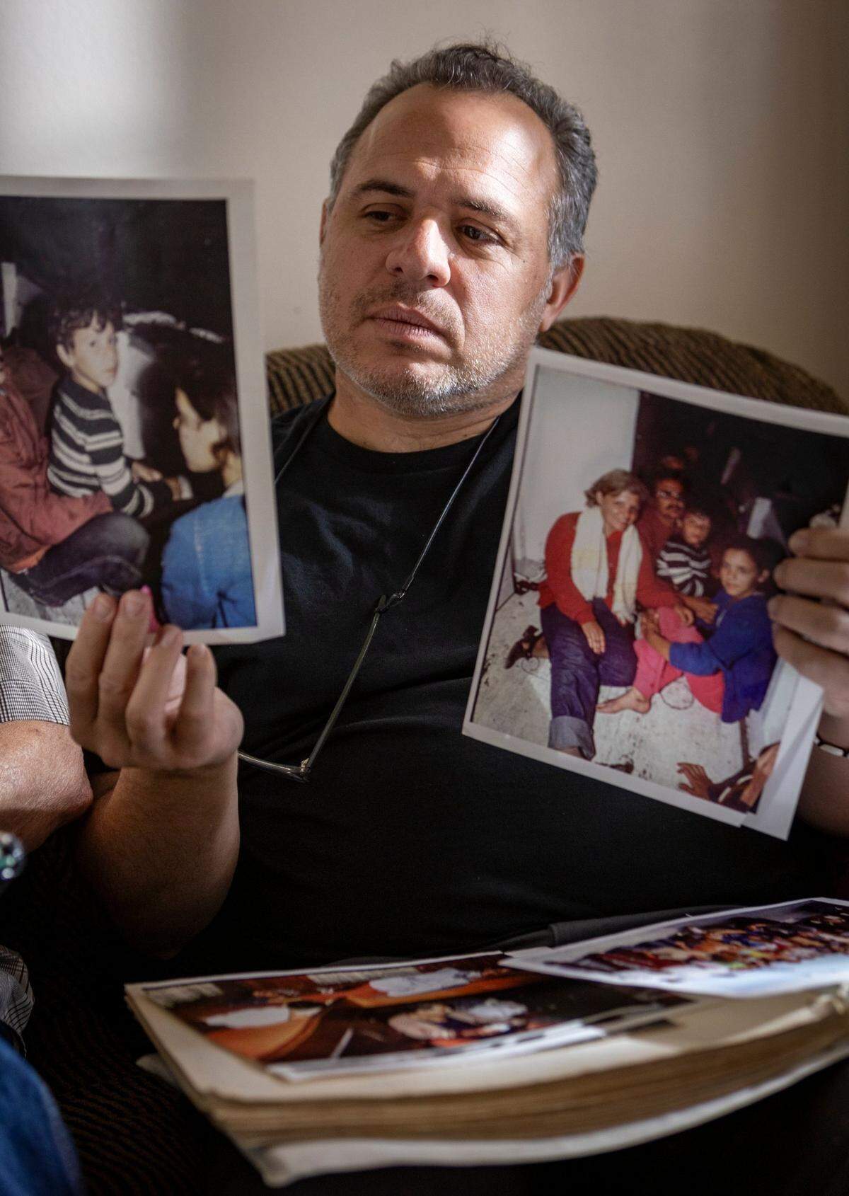 El diseñador cubanoamericano Edel Rodríguez muestra fotos de su viaje durante el éxodo del Mariel, en 1980. El niño en la foto de la izquierda es Edel, en una fotografía de la revista Time, tomada por un fotógrafo que fue expulsado de Cuba en el mismo barco que vino Rodríguez con su familia.