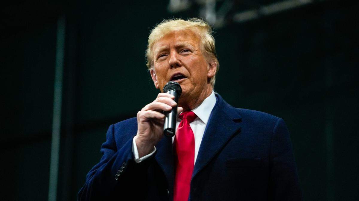 El expresidente Donald Trump habla ante los votantes en los caucus, el lunes 15 de enero de 2024, en Clive, Iowa