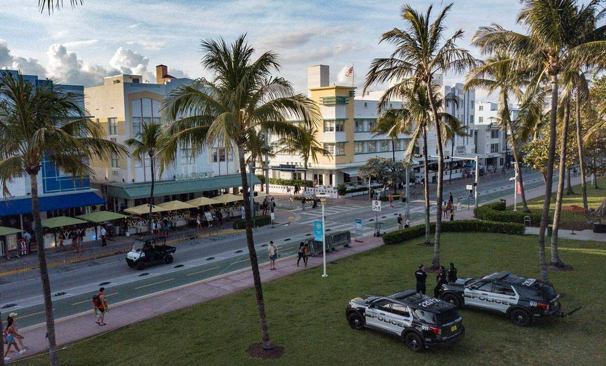 Patrulleros de Miami Beach vigilan Ocean Drive el 8 de marzo de 2024.