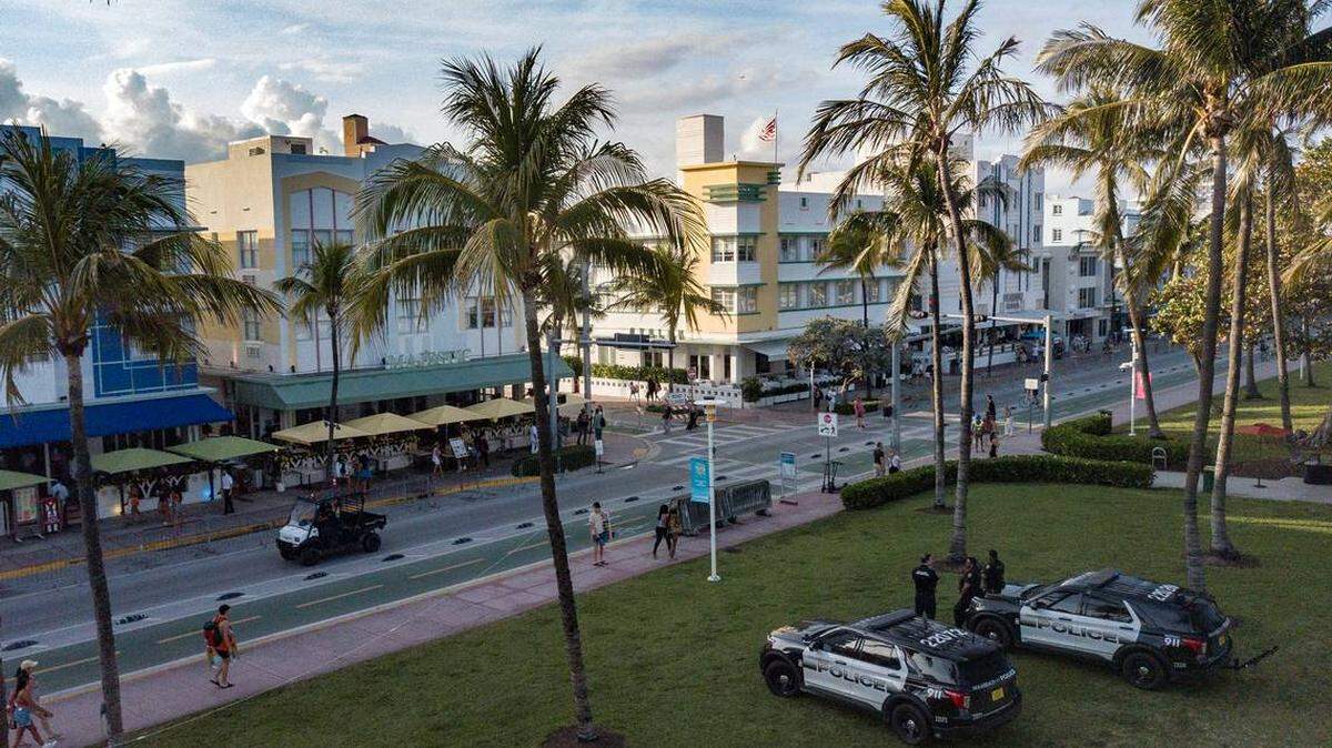 Patrulleros de Miami Beach vigilan Ocean Drive el 8 de marzo de 2024.