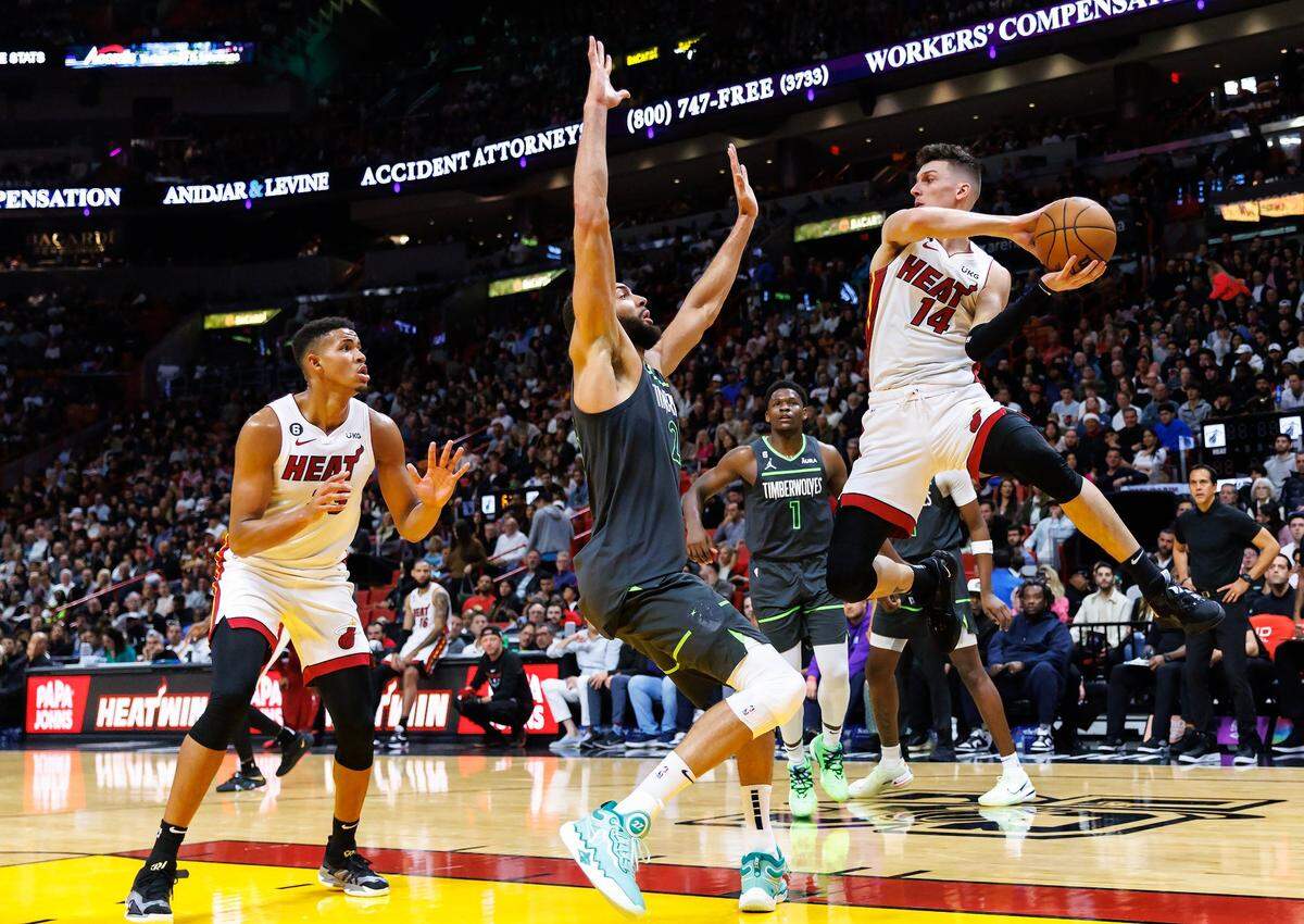 El escolta del Heat Tyler Herro (14) trata de pasar la pelota ante la marca de Rudy Gobert, de los Timberwolves de Minnesota, en el partido celebrado el 26 de diciembre de 2022 en Miami.