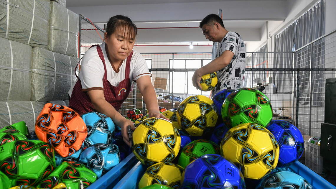 Los aranceles de Estados Unidos frenan producción china de artículos para el Mundial de fútbol