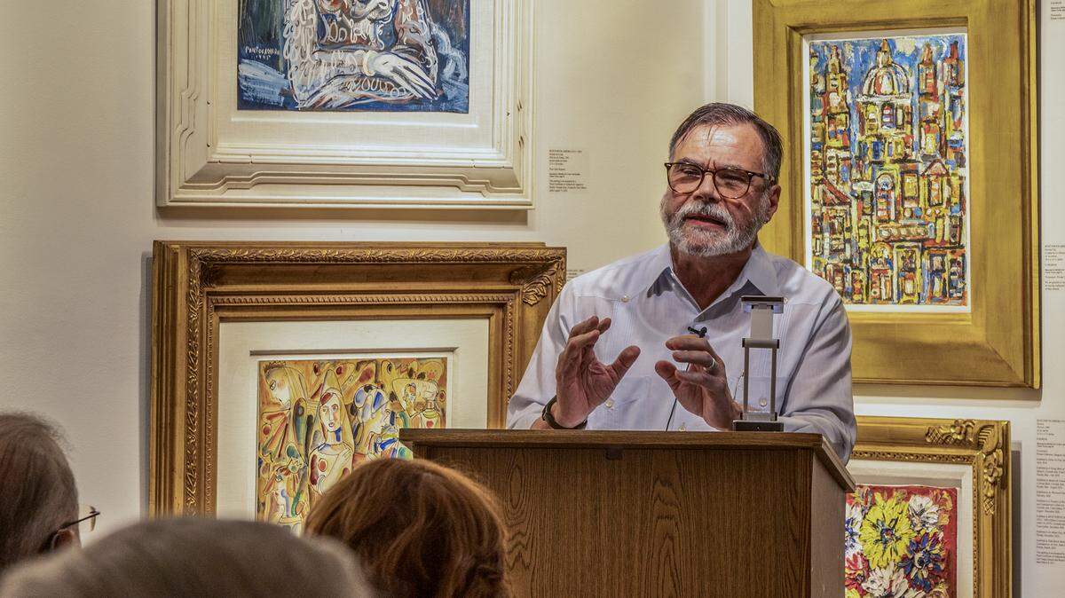 El profesor y crítico de arte Alejandro Anreus presentará su libro ‘Modern Art in 1940s Cuba. Havana ‘s Artists, Critics and Exhibitions’ el 16 y 17 de octubre en Cernuda Arte Gallery. En la foto, en una conferencia en la misma galería en 2023.