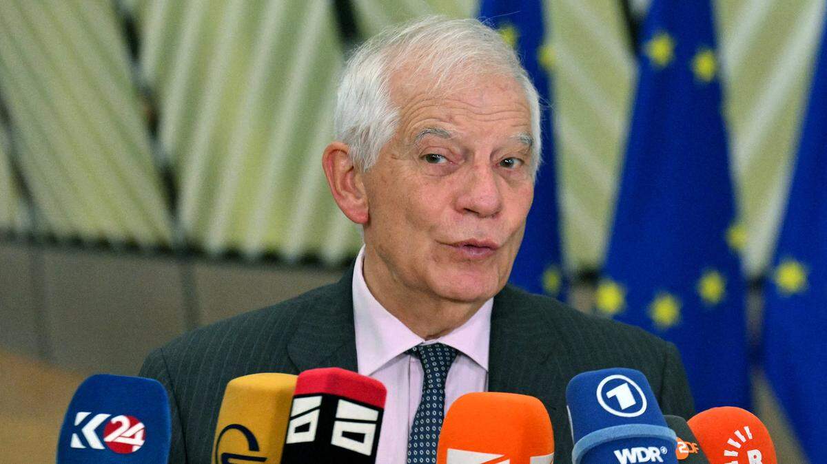 El Alto Representante de la Unión Europea para Asuntos Exteriores y Política de Seguridad, Josep Borrell, habla con la prensa al llegar a una reunión de ministros de Defensa de la UE en Bruselas el 19 de noviembre de 2024.