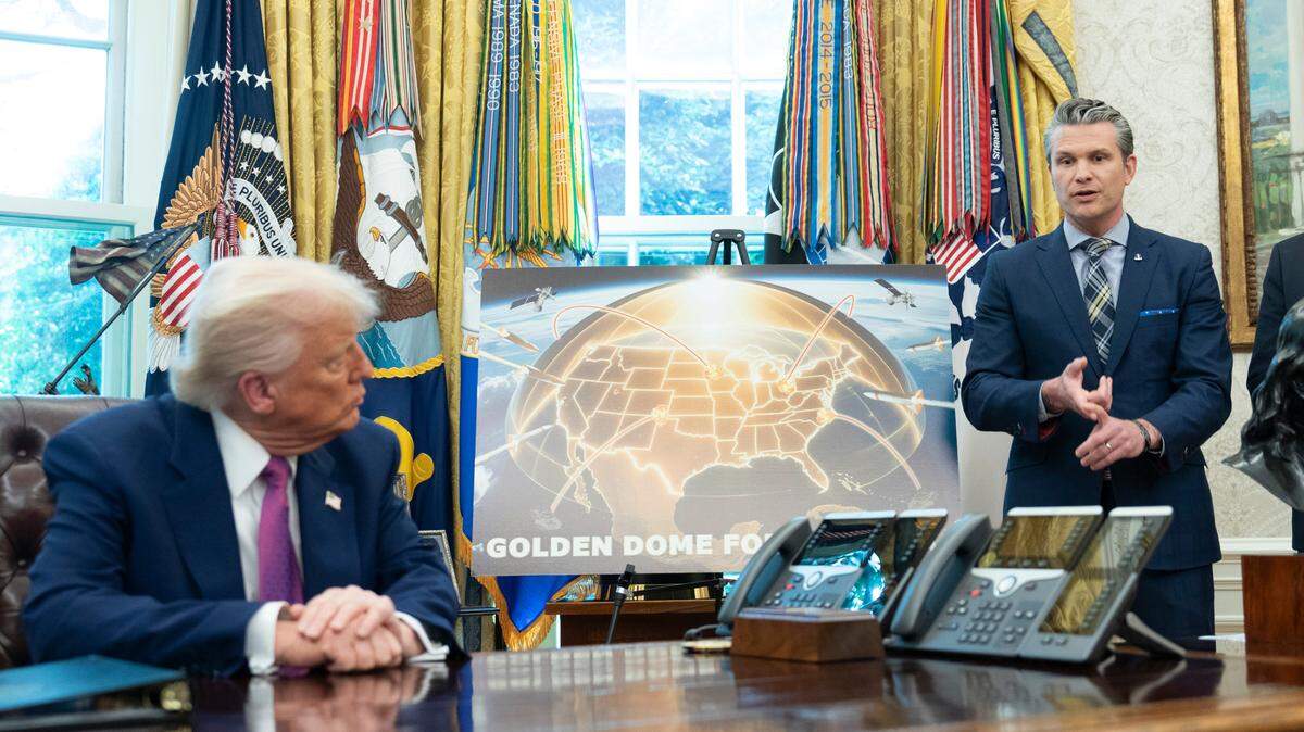 El Secretario de Defensa de Estados Unidos, Pete Hegseth, participa en un anuncio del Presidente de Estados Unidos, Donald J. Trump, sobre avanzar con el escudo de defensa contra misiles Golden Dome, en la Oficina Oval de la Casa Blanca en Washington, DC, Estados Unidos, el martes 20 de mayo de 2025.