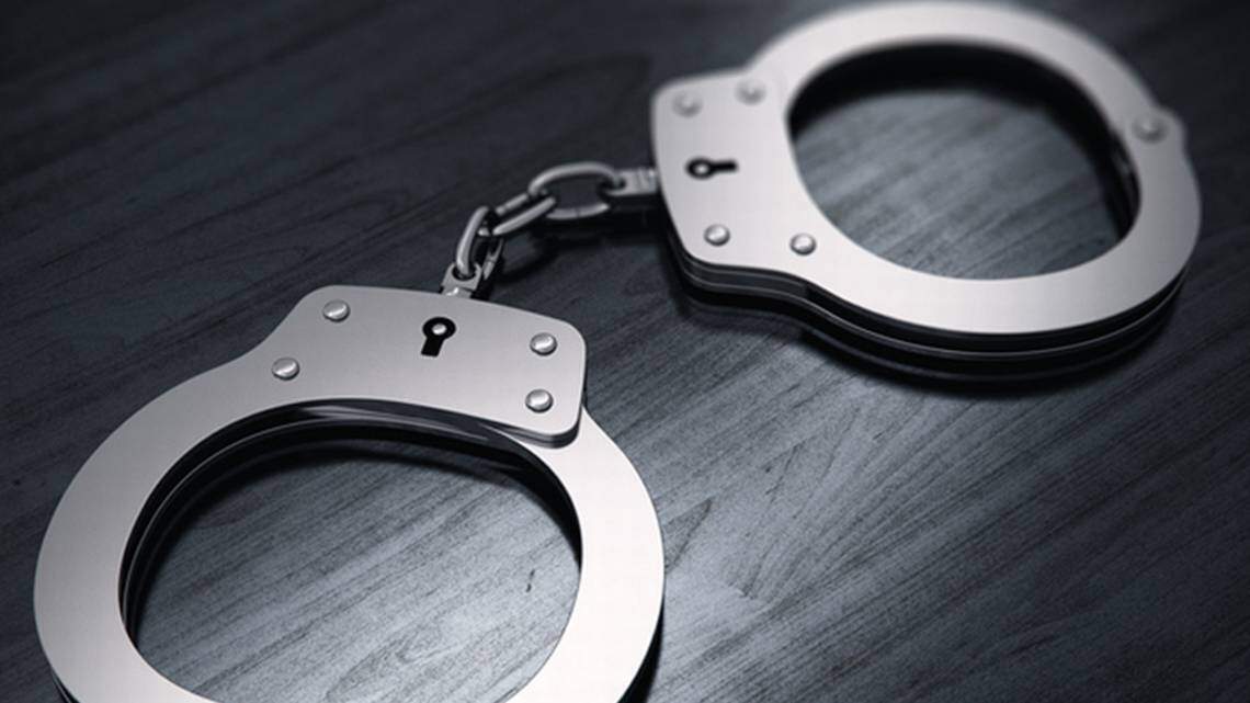 Niña de 10 años es acusada de homicidio tras matar a tiros a mujer con la que su madre peleaba