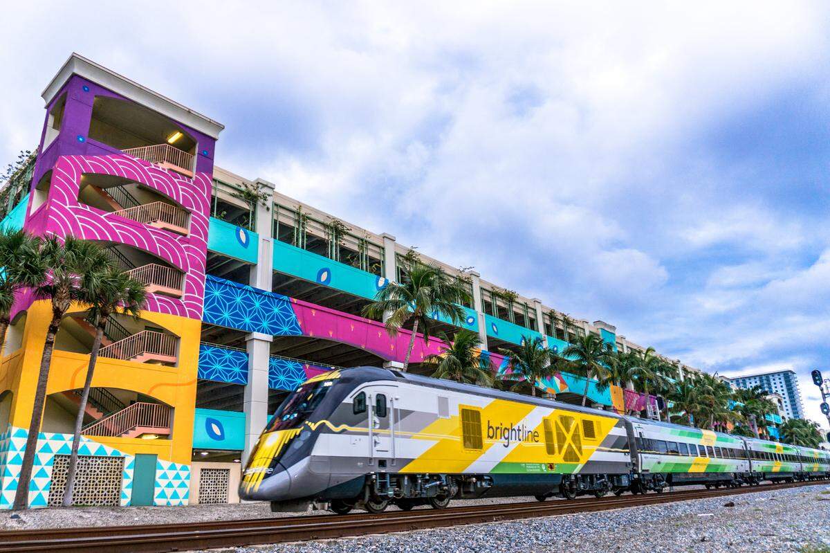 Uno de los trenes de Brightline en West Palm Beach. La empresa iniciará pruebas en dos condados de Florida como parte de sus preparativos para el lanzamiento de su servicio en Orlando en 2023.