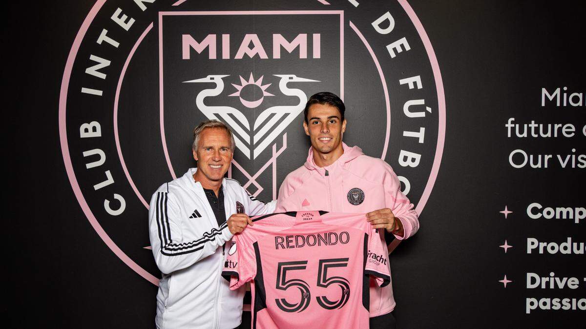El mediocampista Federico Redondo posa con su camiseta en la presentación como nuevo jugador del Inter Miami junto al director deportivo del club Chris Henderson,. este 23 de febrero de 2024 en las instalaciones del Chase Stadium.