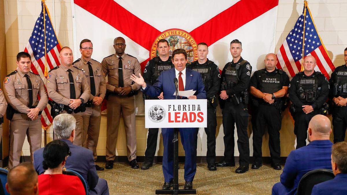 El gobernador de Florida, Ron DeSantis, habla sobre la aplicación de la ley migratoria en el estado durante una conferencia de prensa en la sede de la Patrulla de Carreteras de Florida en Tampa. 