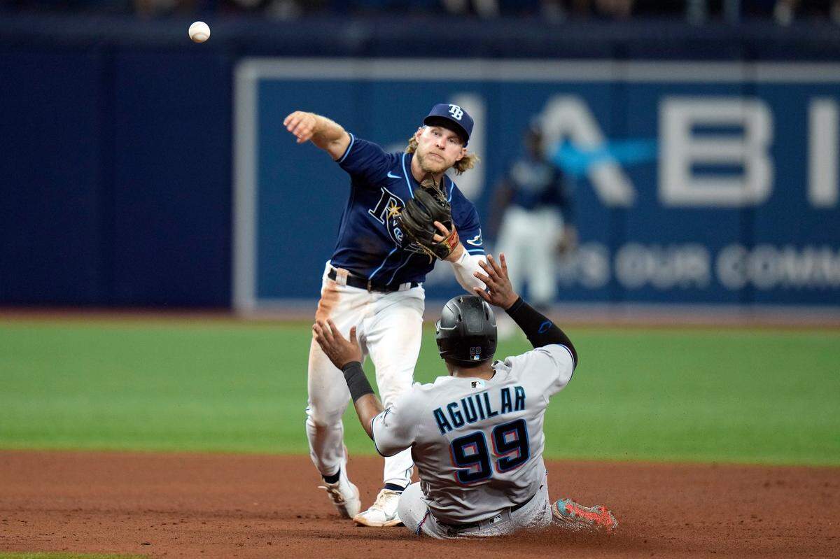 El segunda base de los Rays de Tampa Bay pone out a Jesús Aguilar, de los Marlins, en una jugada de doble matanza en el sexto inning del partido celebrado el 24 de mayo de 2022 en St. Petersburg, Florida.