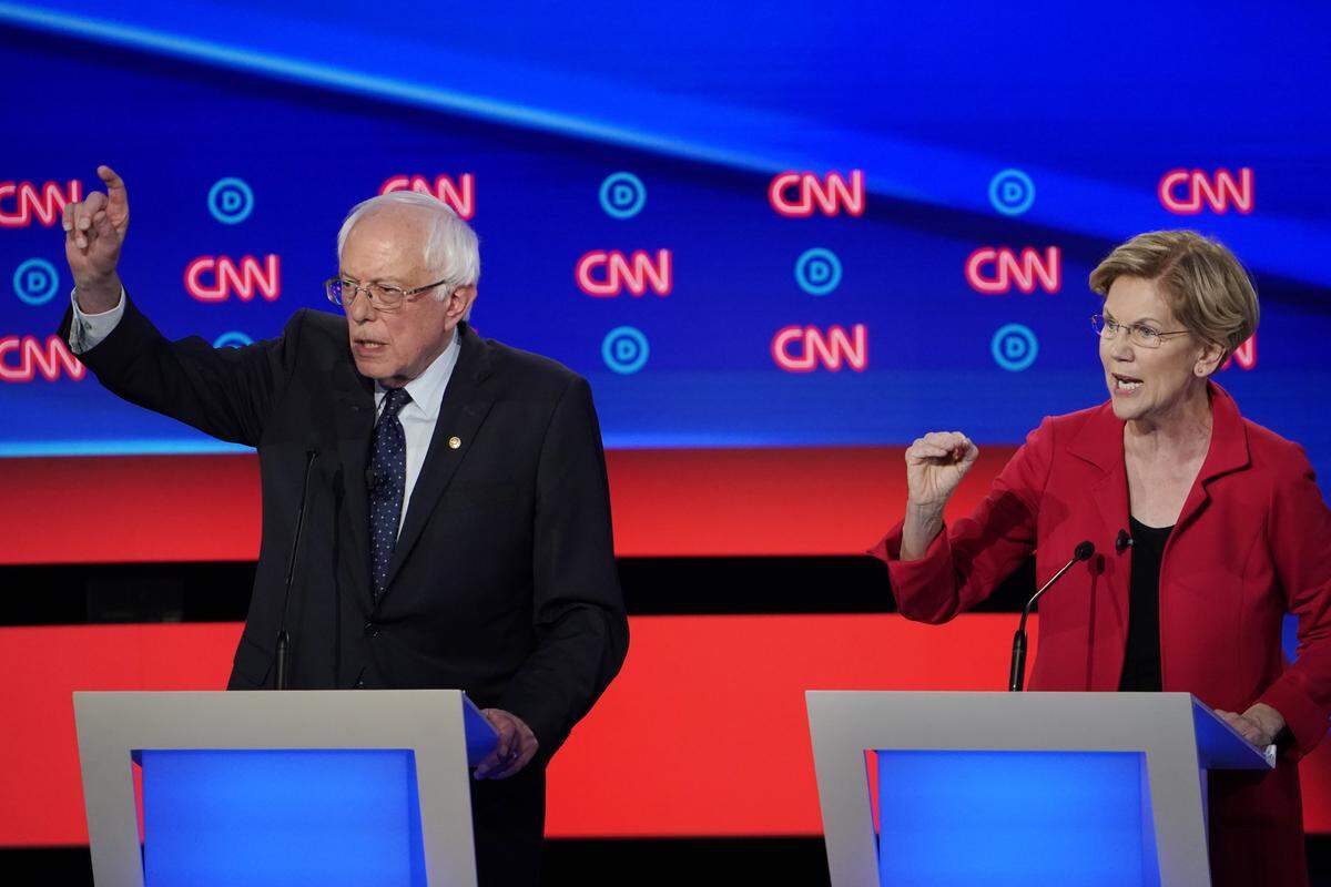 Bernie Sanders y Elizabeth Warren durante el debate presidencial demócrata, el martes 30 de julio de 2019 en Detroit.