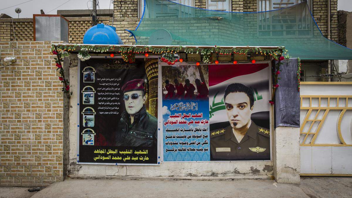 Un mural frente a la casa de la familia del capitán Harith al-Sudani quien se infiltró en grupos del Estado Islámico y quien se cree fue ejecutado por ellos.