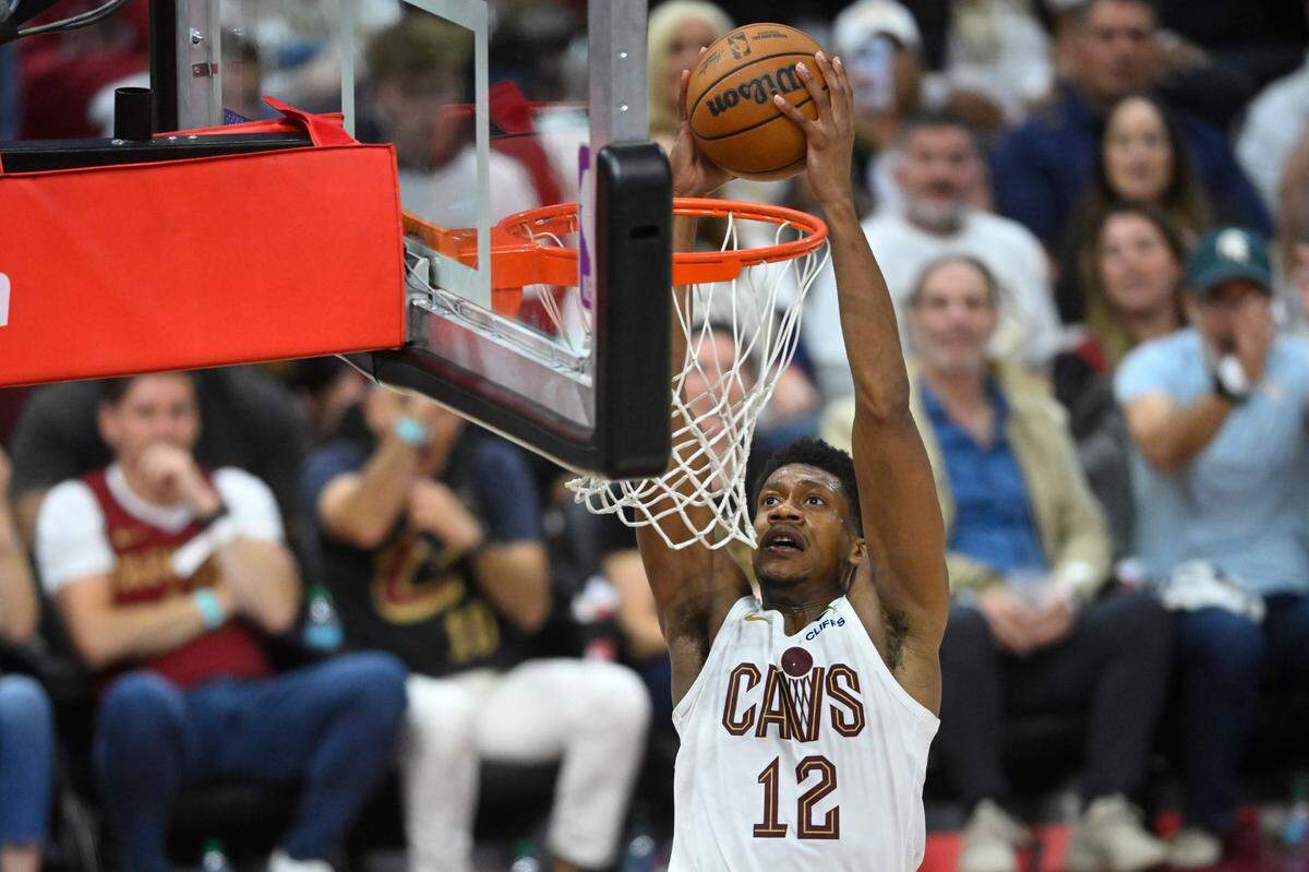 El jugador de los Cavaliers De’Andre Hunter clava la pelota ante el Heat de Miami, en el tercer cuarto del segundo partido del playoff de la NBA celebrado el 23 de abril de 2025 en Cleveland.