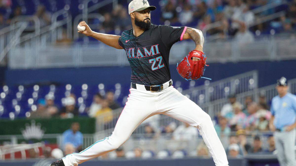 Sandy Alcántara trabajó cinco entradas este sábado frente a los Rays de Tampa Bay y permitió cuatro carreras, con tres ponches y dos boletos.
