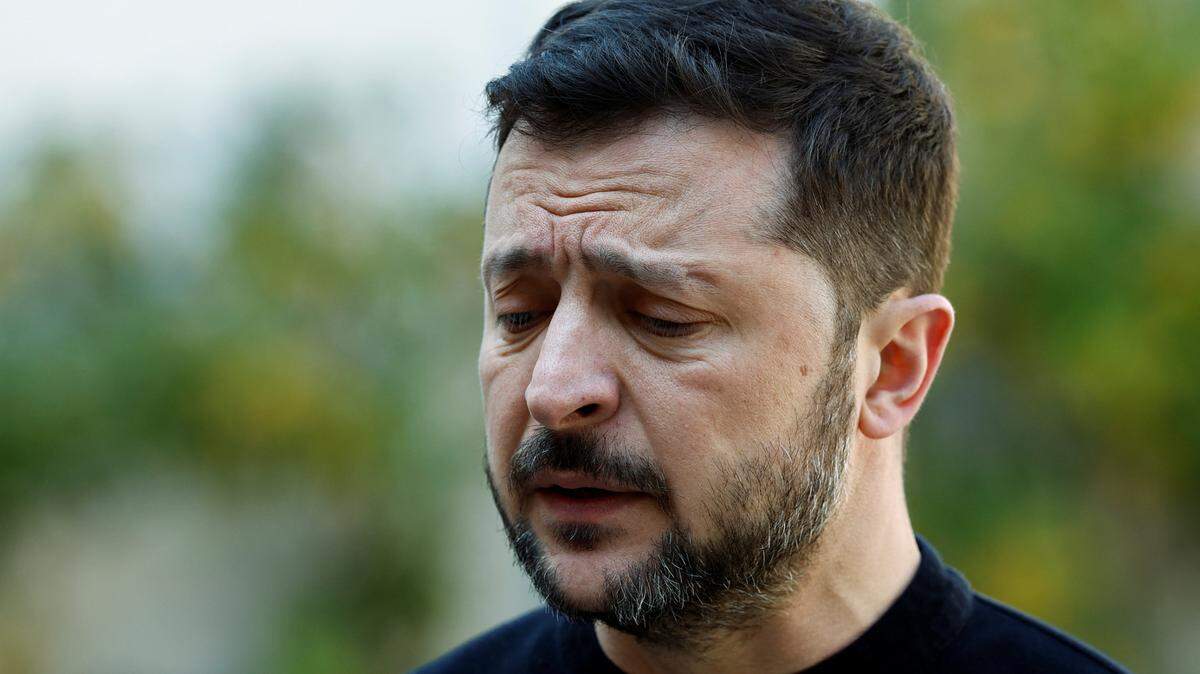 Volodomir Zelenski, el presidente de Ucrania, ha lamentado que el mandatario Donald Trump y Estados Unidos no presionen al gobernante Vladimir Putin después de que Rusia rechazara aceptar un cese el fuego total. En la foto, Zelenski responde preguntas durante su encuentro con el primer ministro del Reino Unido, Keir Starmer (no en la foto), en Londres, el 27 de marzo de 2025. 