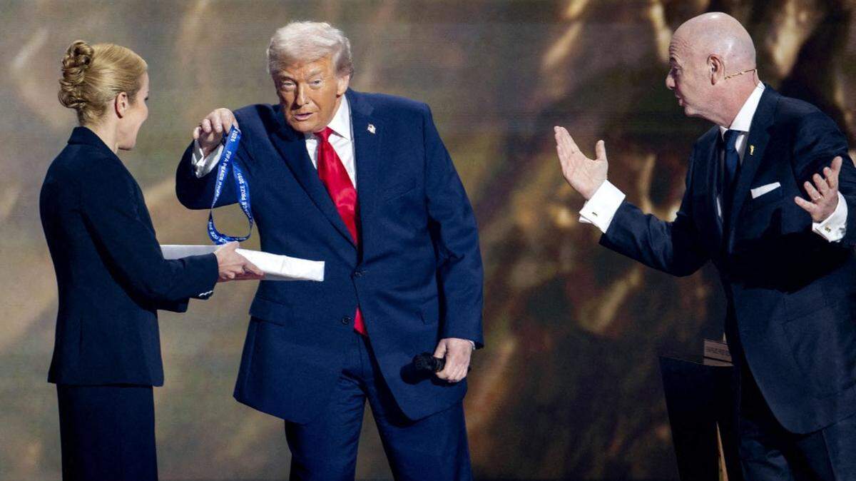 El presidente Donald Trump recibe el Premio de la Paz de la FIFA de manos del presidente de la FIFA, Gianni Infantino, durante el sorteo del Mundial de 2026 en Estados Unidos.