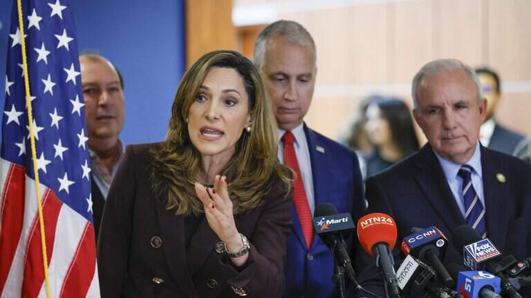 Trump critica duramente a congresista María Elvira Salazar en redes sociales