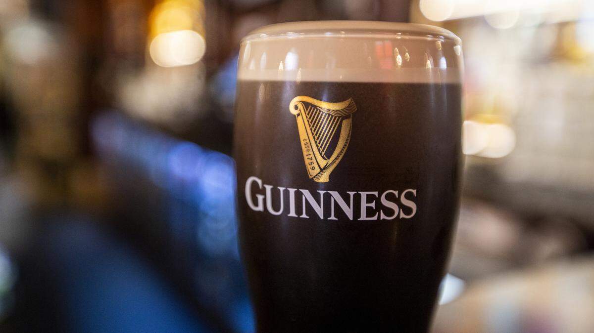 Los pubs británicos han racionado la cerveza Guinness debido a escasez y una de las razones es el aumento del consumo de la cerveza entre las mujeres, de acuerdo a un reporte de AFP el 19 de diciembre de 2024.