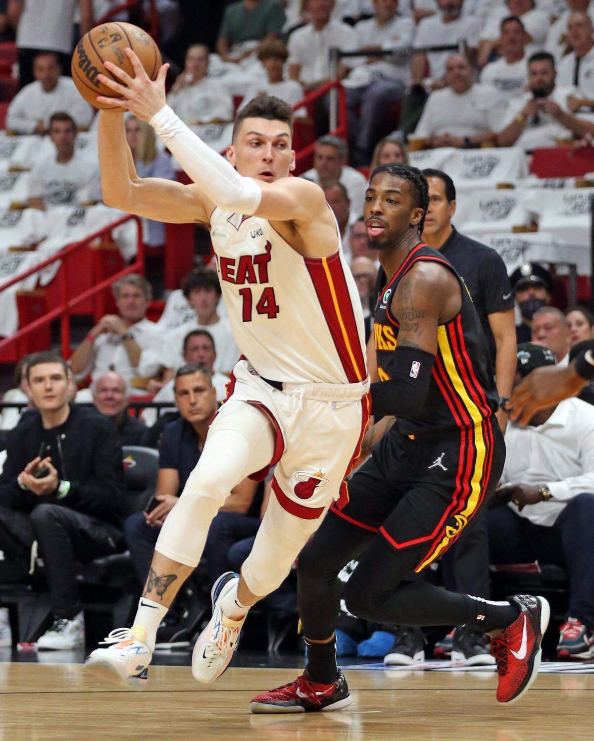 El jugador del Heat Tyler Herro (izq.) entra al aro en el segundo juego del playoffs de primera ronda ante los los Hawks de Atlanta, celebrado el 19 de abril de 2022 en Miami.