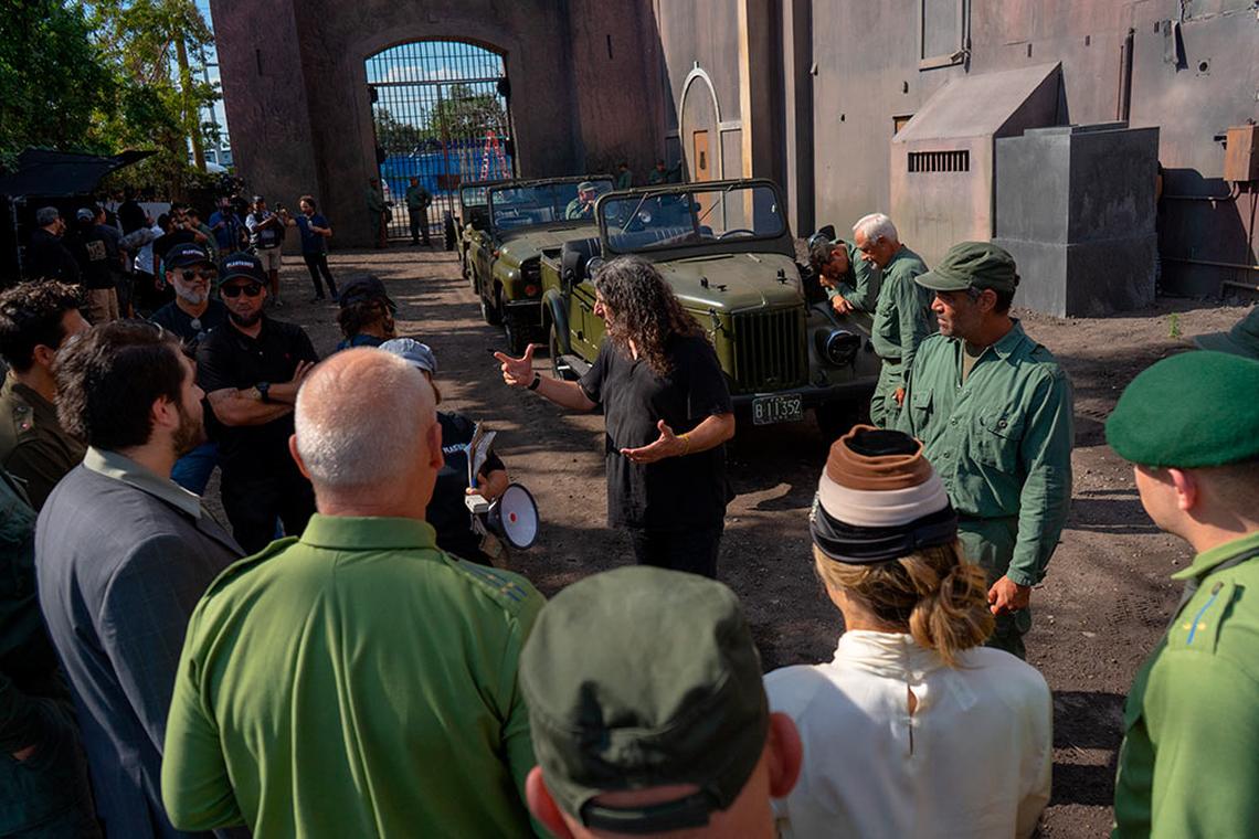El director Lilo Vilaplana (centro) habla con actores y extras de ‘Plantados’ en el edificio de Miami donde se recrearon las cárceles de Cuba. ‘Plantados’ se estrena en el Festival de Cine de Miami y luego en cinco salas de la ciudad.