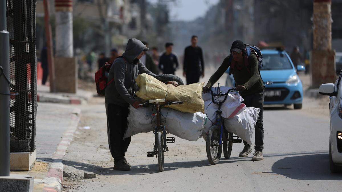 Una familia de palestinos abandona su hogar en el campo de refugiados Al-Maghazi, en la zona central de la Franja de Gaza, el miércoles 28 de febrero de 2024.