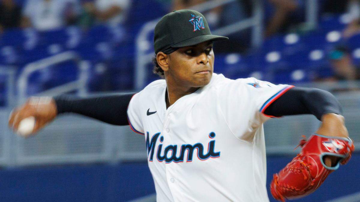 El abridor de los Marlins Edward Cabrera lanza en el primer inning del partido ante los Mellizos de Minnesota, celebrado el 1 de julio de 2025 en Miami.