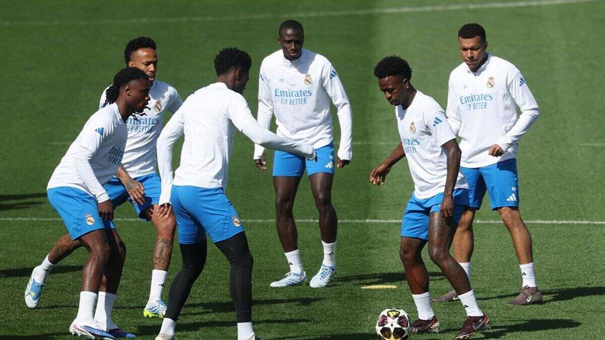 El delantero brasileño Vinícius Jr. toca el balón en un entrenamiento con el Real Madrid en la víspera del partido de ida de cuartos de final de la Liga de Campeones ante el Bayern Munich, el 6 de abril de 2026 en Madrid.