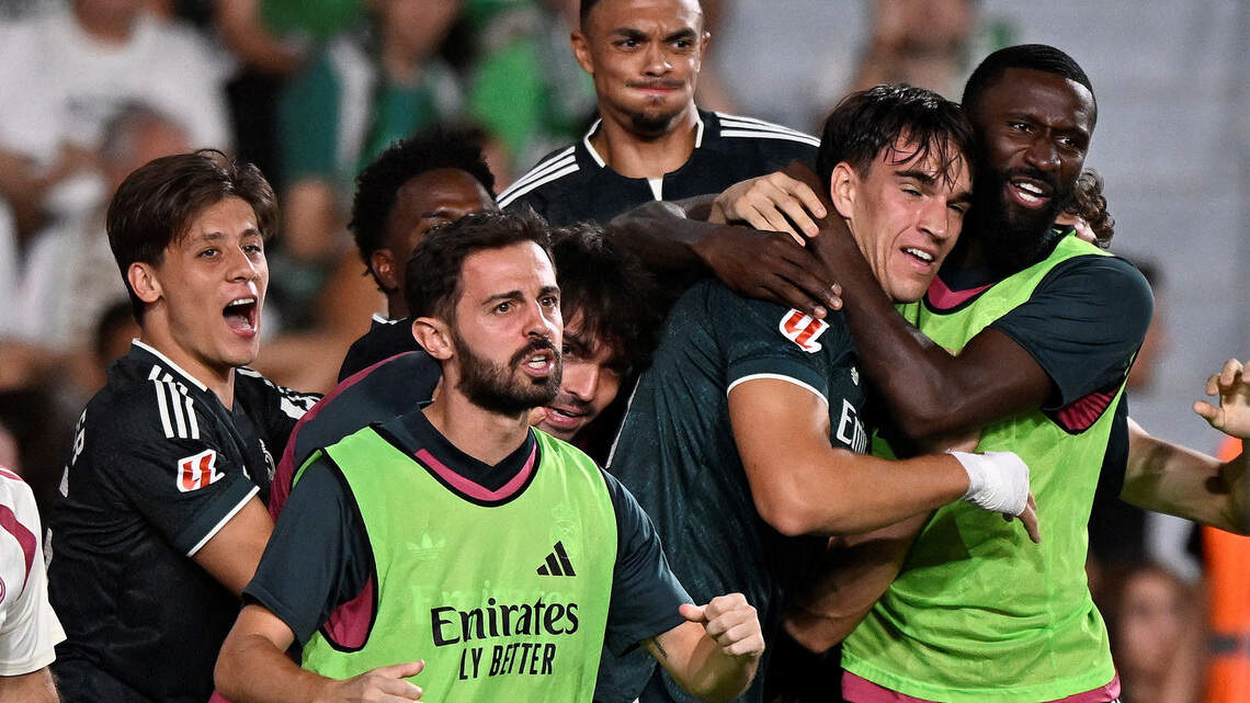 Tiene 21 años y lleva un par de meses en el Real Madrid, pero es hoy el salvavidas de Mourinho
