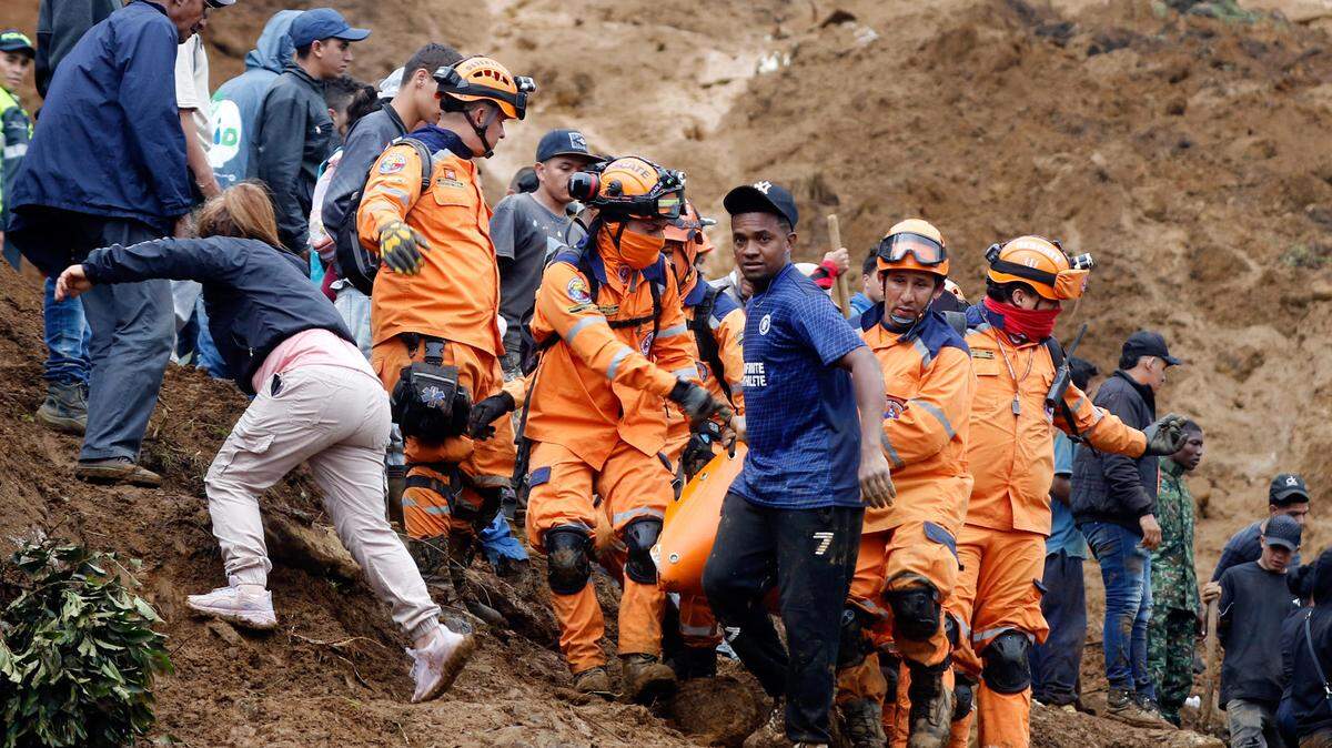 Integrantes de la Defensa Civil colombiana trasladan el cuerpo de una persona sin vida este martes, 24 de junio de 2025, en Bello, Colombia. Varios muertos y heridos dejó una riada provocada por un fuerte aguacero en la ciudad colombiana de Bello, que hace parte del área metropolitana de Medellín, en el departamento de Antioquia, en el noroeste de Colombia.