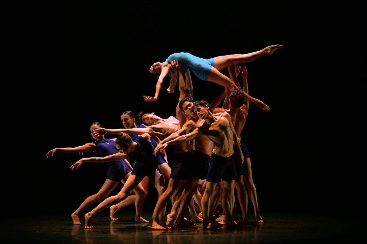 Los jóvenes bailarines de Arles Youth Ballet Company (Francia) en “Shimmer Simmer”, coreografía de Kinsun Chan.