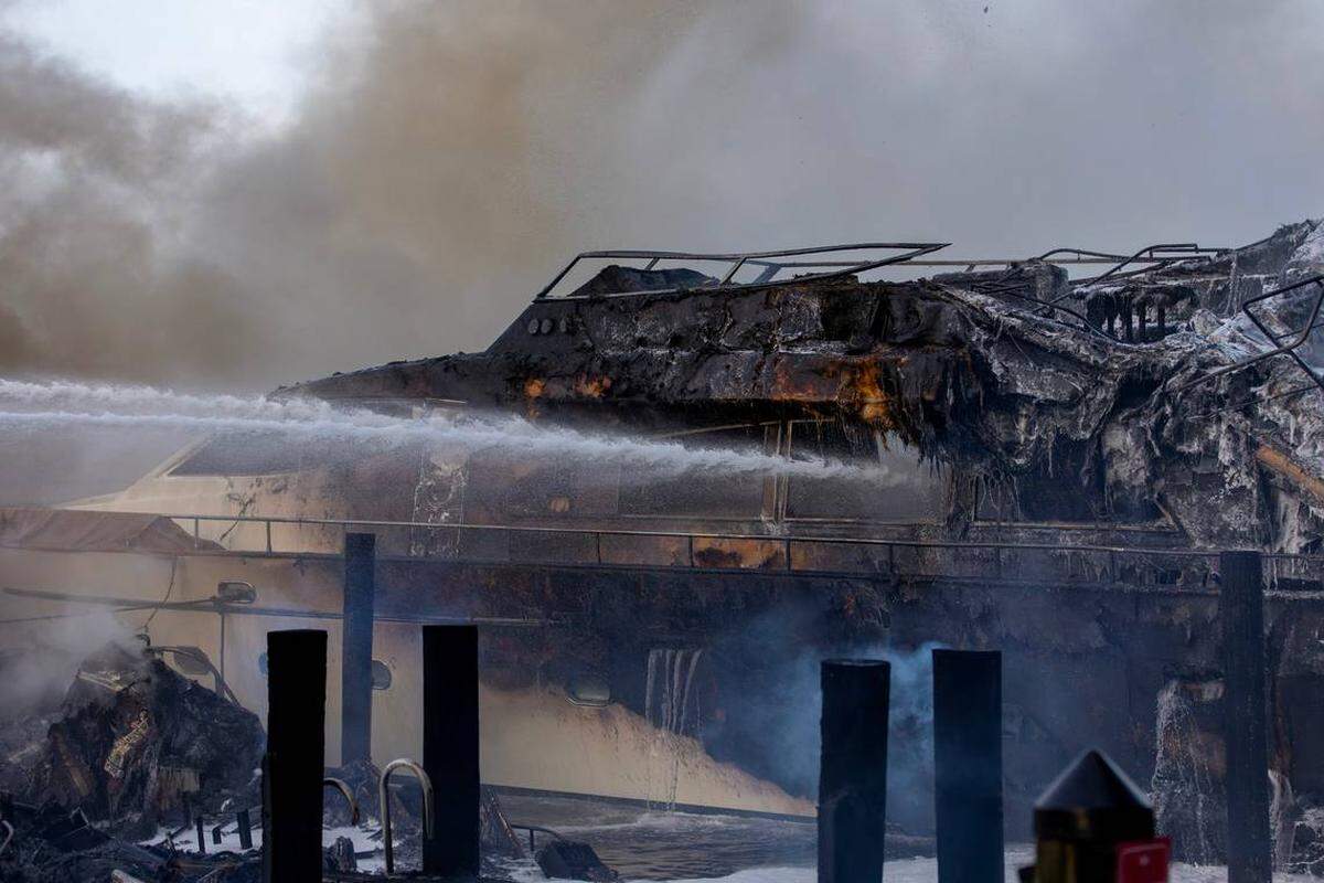 Los equipos de bomberos de Miami-Dade Fire Rescue y Miami Fire Rescue respondieron a varios incendios de embarcaciones la madrugada del viernes 6 de junio, en un muelle ubicado detrás de un condominio de gran altura en el 400 de Sunny Isles Boulevard. Foto: David Santiago / dsantiago@miamiherald.com.