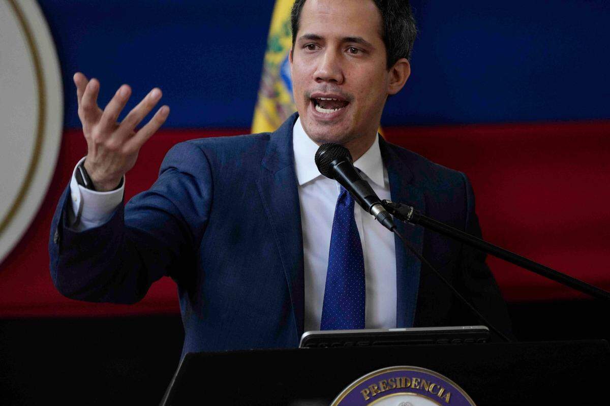 El líder de la oposición venezolana, Juan Guaidó, habla con la prensa en Caracas, Venezuela, el lunes 22 de noviembre de 2021, un día después de las elecciones estatales y municipales donde la abstención fue dominante y los aliados del gobierno del presidente Nicolás Maduro se adjudicaron el grueso de los cargos en disputa.