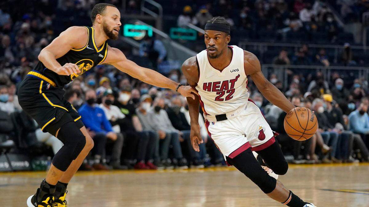 El jugador del Heat Jimmy Butler (der.) entra al aro ante la marca de Stephen Curry, de los Warrriors de Golden State, en el partido celebrado el 3 de enero de 2022 en San Francisco.