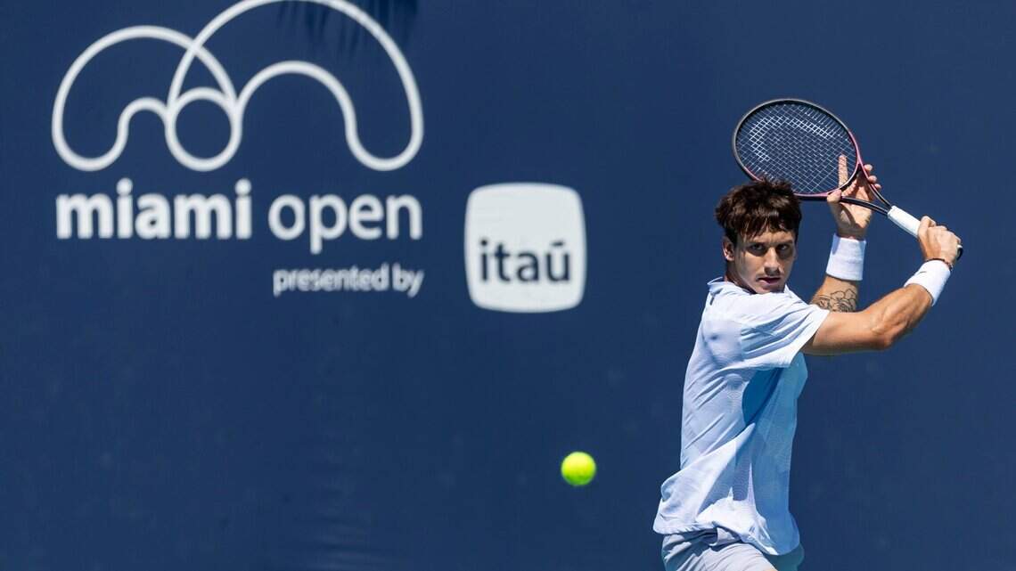 Un argentino alumbra el camino en la oscura jornada para el pelotón latinoamericano en el Miami Open