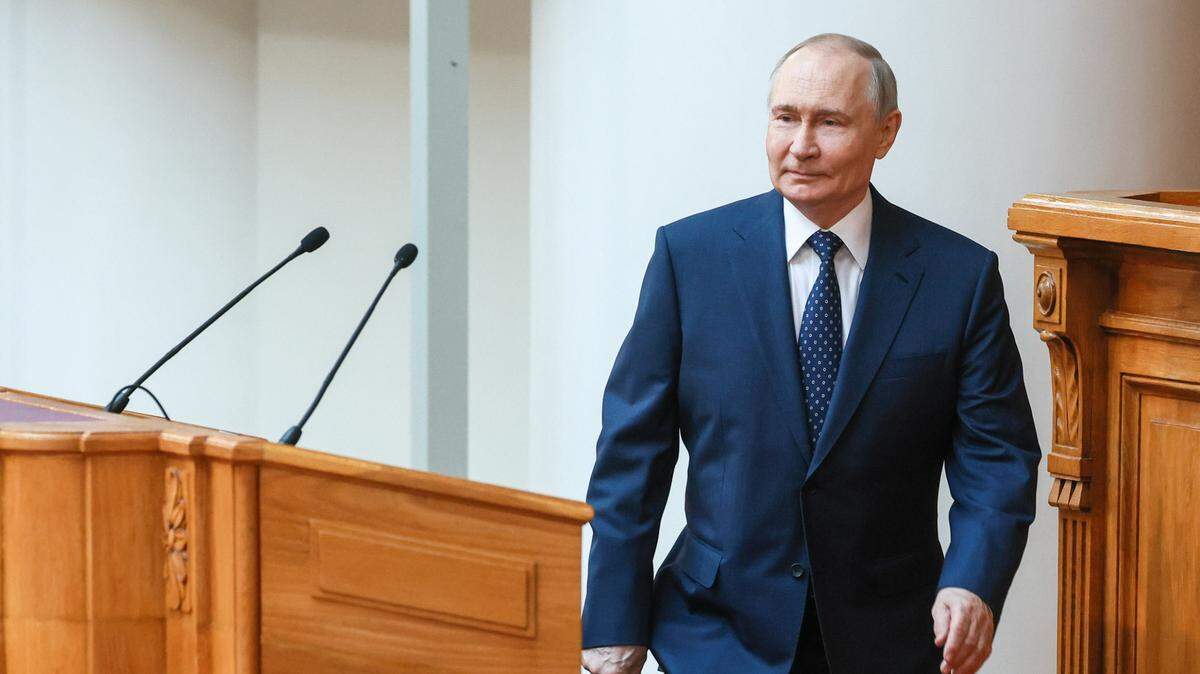 El gobernante de Rusia, Vladimir Putin, se prepara para dar un discurso ante la Asamblea Federal, en St. Petersbugh, el lunes 28 de abril de 2025.