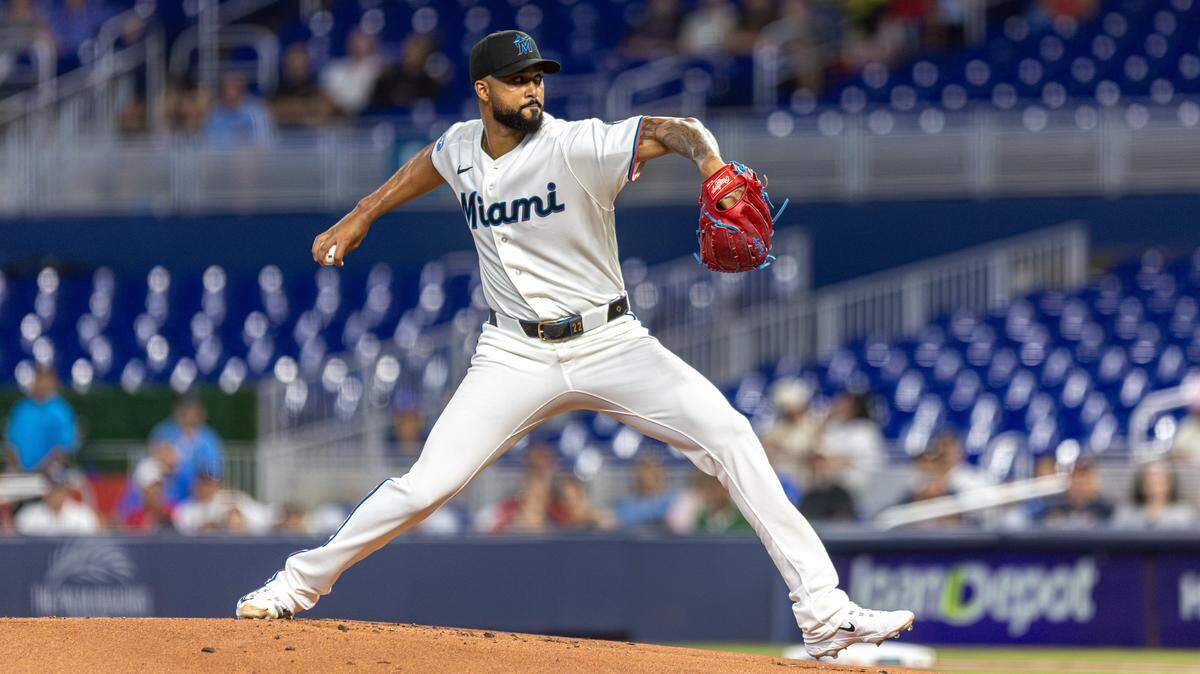El lanzador dominicano Sandy Alcántara volvió a mostrar un rostro vulnerable ante los Bravos de Atlanta, el jueves en Miami.
