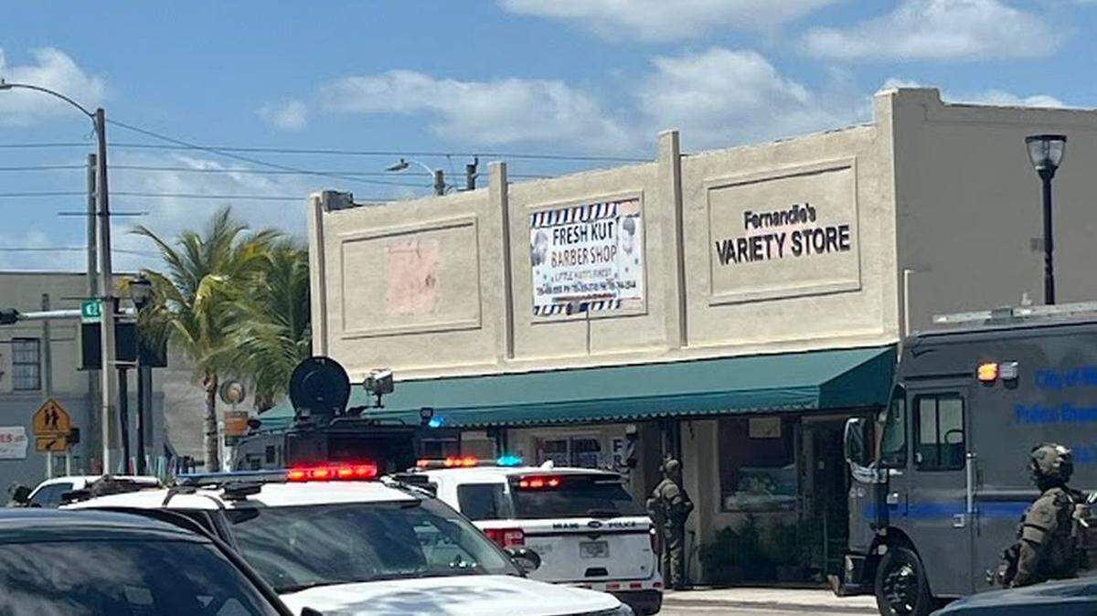 La policía de Miami arresta a varias personas en operativo antidrogas en barbería del Pequeño Haití el miércoles 30 de abril de 2025. 
