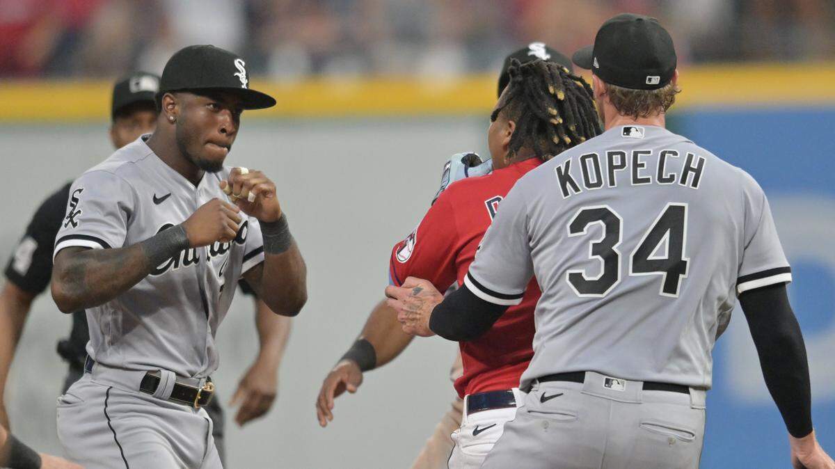 El torpedero de los Medias Blancas de Chicago Tim Anderson (izq.)  recibió una suspensión de seis juegos por iniciar la pelea contra el tercera base de los Guardianes de Cleveland, José Ramírez (centro), que purgará una de tres partidos.