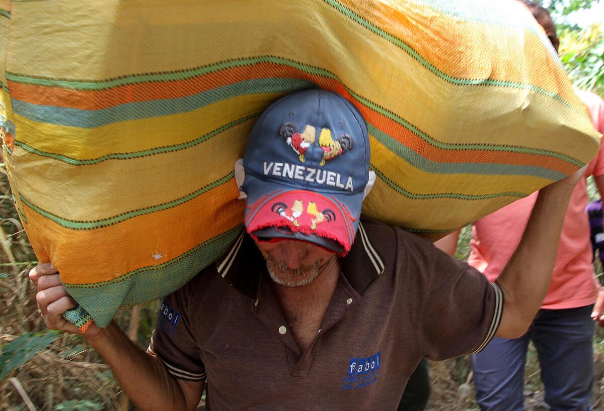 Aunque la frontera entre Colombia y Venezuela sigue oficialmente cerrada, muchos se lanzan a las llamadas trochas, caminos de tierra, para cruzar de un país a otro.