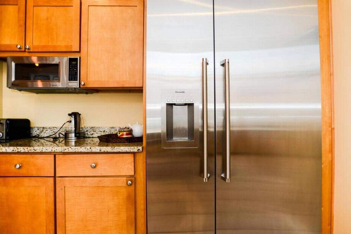 Brandsmart USA y Sears Home Services todavía están entregando, instalando y reparando electrodomésticos, incluidos refrigeradores. 