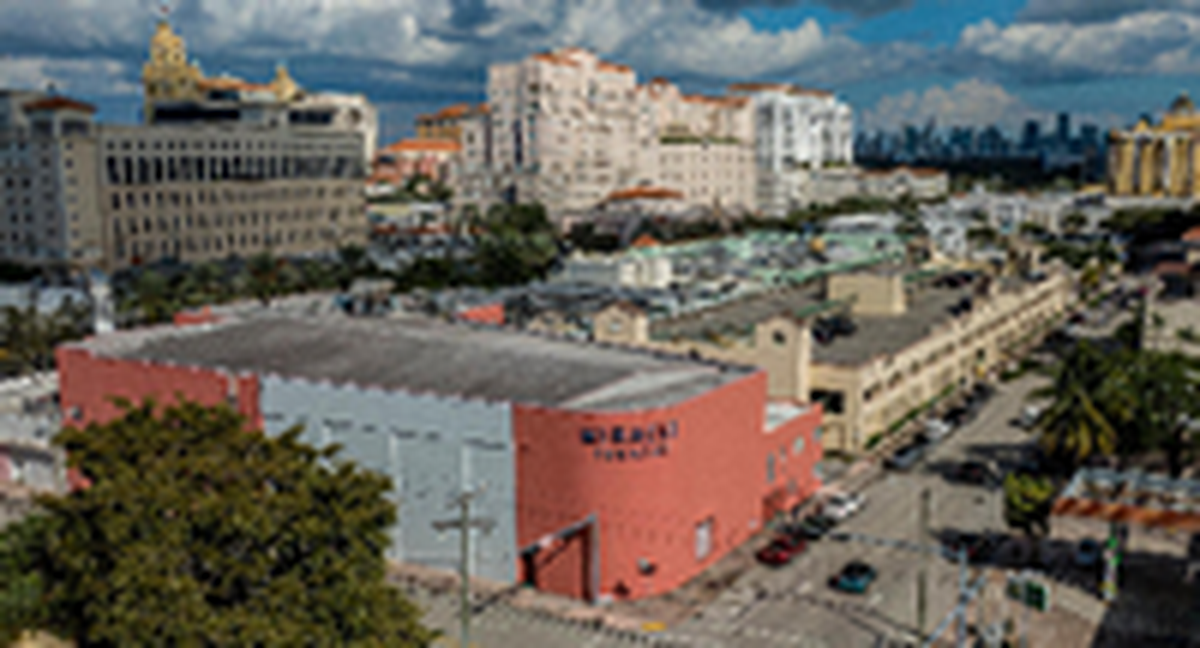 Vista del  downtown de Coral Gables muestra el lateral y la parte trasera del histórico Miracle Theater, de estilo art deco, justo detrás, en Andalusia Avenue, un garaje de estacionamiento público de dos plantas que la ciudad planea sustituir por un enorme y controversial garaje de estilo moderno. Arriba a la izquierda, un estacionamiento municipal de estilo mediterráneo tradicional en Gables. Pedro Portal PPORTAL@MIAMIHERALD.COM