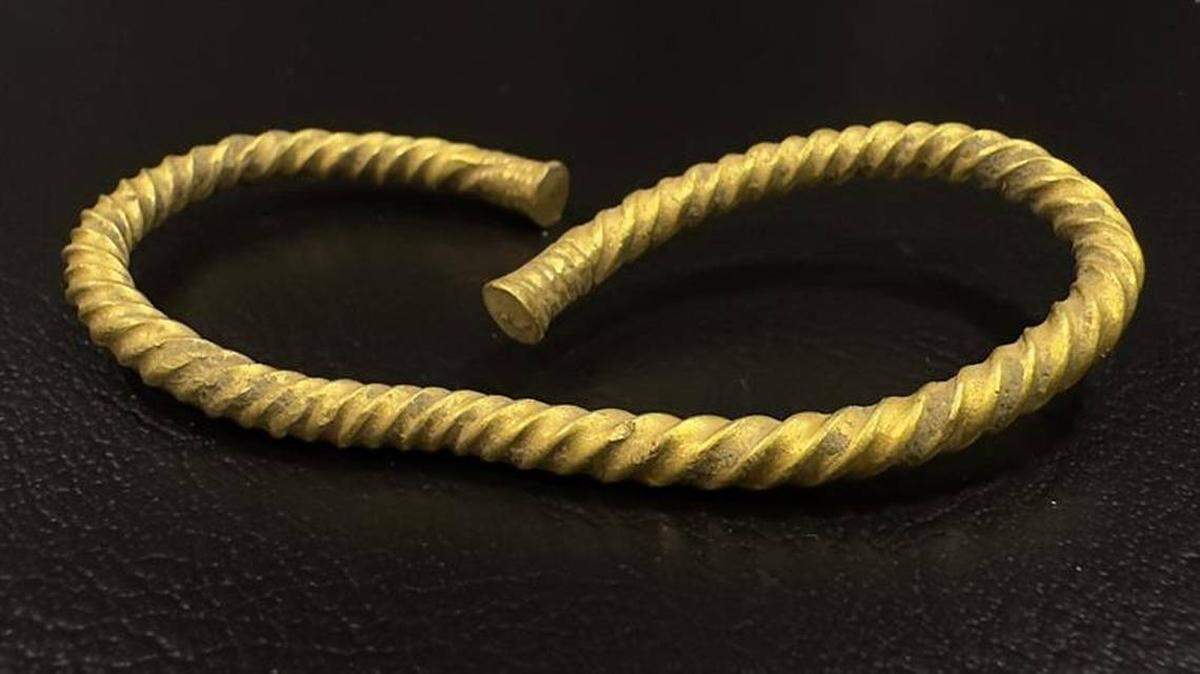 El brazalete de oro de 2,500 años de antigüedad tras haber sido limpiado.