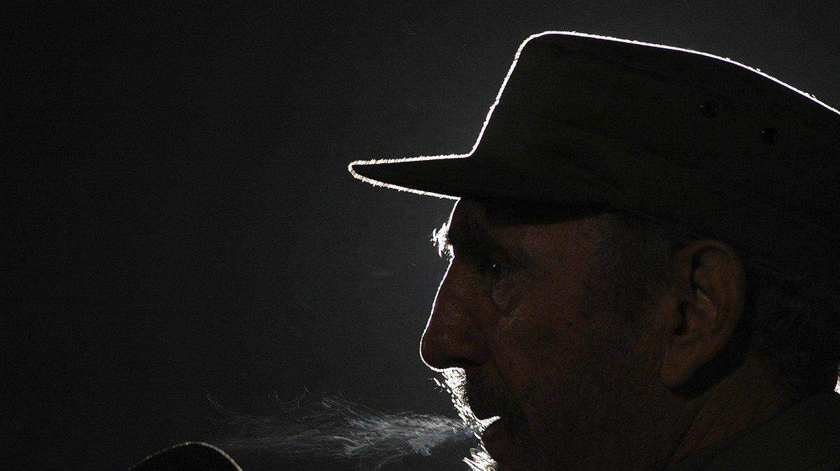 Fotografía de archivo del 04 de febrero de 2006 del líder cubano Fidel Castro durante un discurso pronunciado en la Plaza de la Revolución de La Habana, tras condecorar al mandatario venezolano Hugo Chávez con el premio internacional José Martí otorgado por la UNESCO.