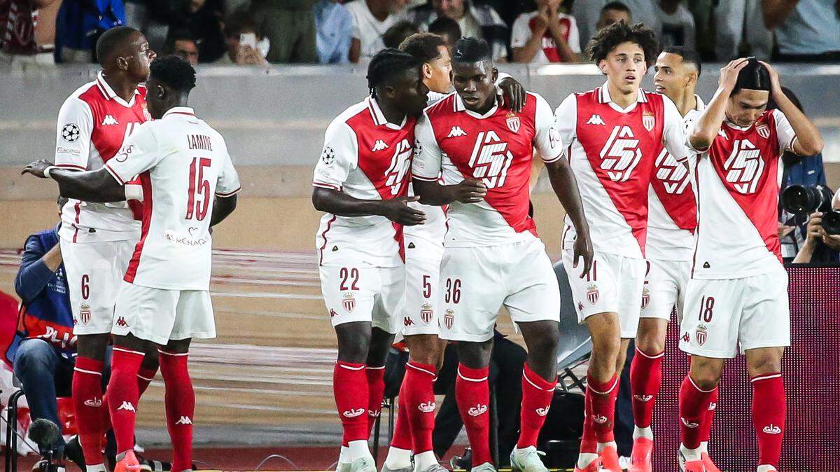 Los jugadores del Mónaco celebran un gol contra Barcelona en el partido de la Liga de Campeones celebrado el 19 de septiembre de 2024 en el Louis II Stadium en Mónaco.