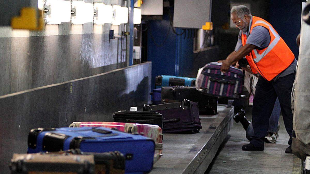 The contract to operate Miami International Airport’s complex baggage-handling system was the subject of a county investigation, which alleged improper communication between a selection committee and one of the competitors.