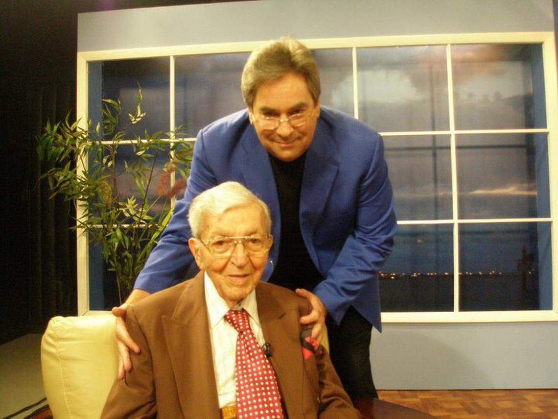Eddy Calderón con el legendario actor y periodista de entretenimiento Rosendo Rosell.
